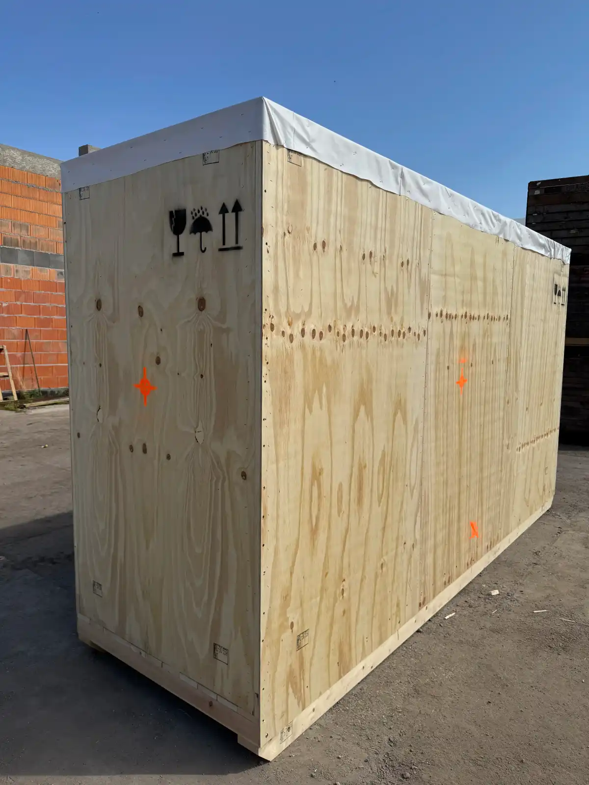 Solidna drewniana skrzynia transportowa dla ciężkich maszyn z oznaczeniem IPPC